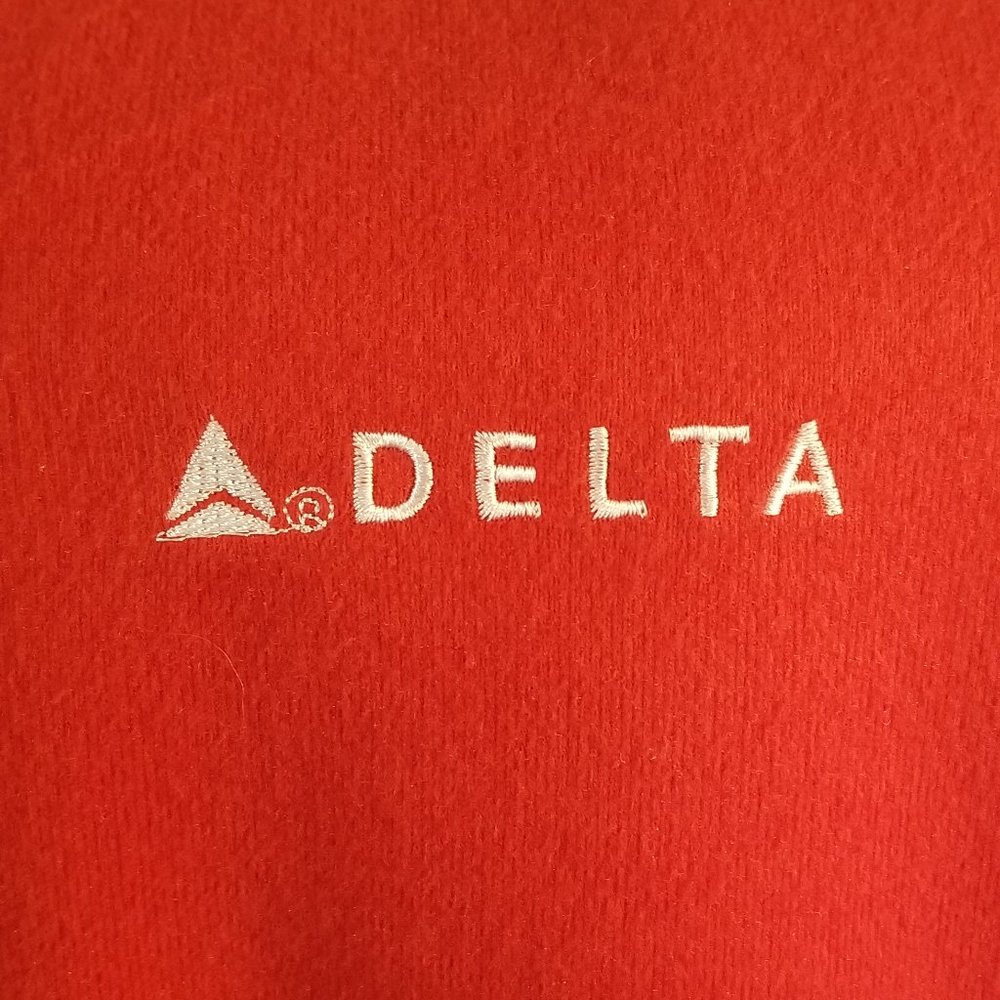 DELTA AIRLINES courtesy lap blanket / throw ✈💺